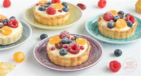 Obsttarte mit Vanillecreme und geschlagener Sahne