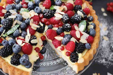 Obsttorte fertig dekoriert mit Beeren und Mandelrand