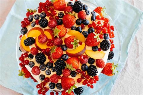 Obsttorte mit Zitronen-Frischkäsecreme und frischem Obst