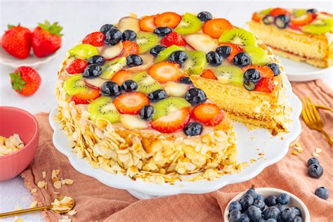 Obsttorte mit glänzendem Beerenbelag