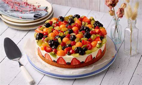 Obsttorte mit saisonalen Früchten, kreative Deko