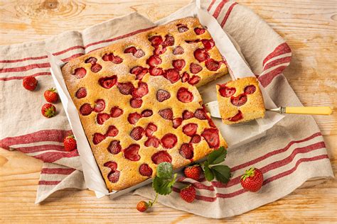 Obstvarianten für Blechkuchen: Erdbeeren, Himbeeren, Trauben, Mango