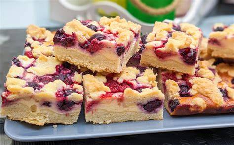 Obstvarianten für Streuselkuchen: Erdbeeren, Kirschen, Blaubeeren