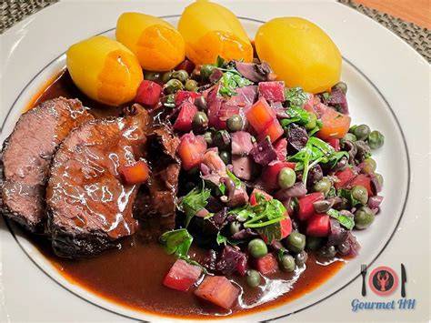 Ochsenbäckchen angerichtet mit Sauce und Beilagen