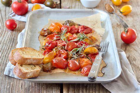 Ofen karamellisierte Tomaten auf Backblech