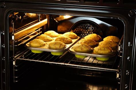 Ofen mit Muffins beim Backen