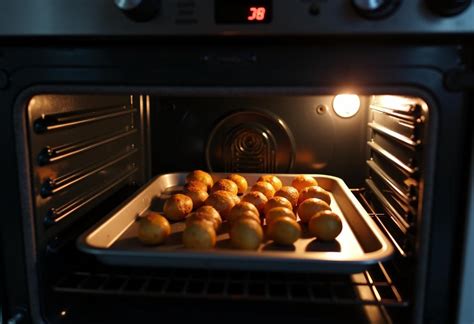 Ofen mit backenden Mini-Müslikeksen auf Backblechen