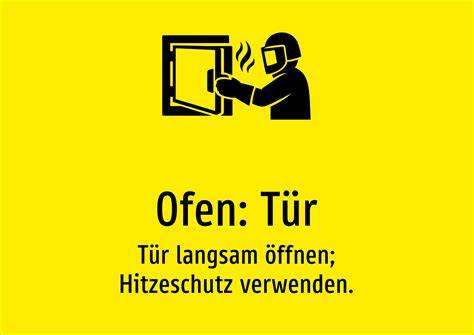 Ofen mit geöffneter Tür, Kuchen kühlt langsam aus