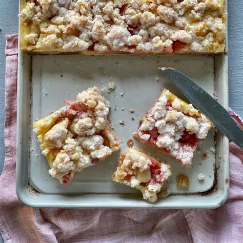 Ofen mit gebackenem Rhabarberkuchen auf Blech