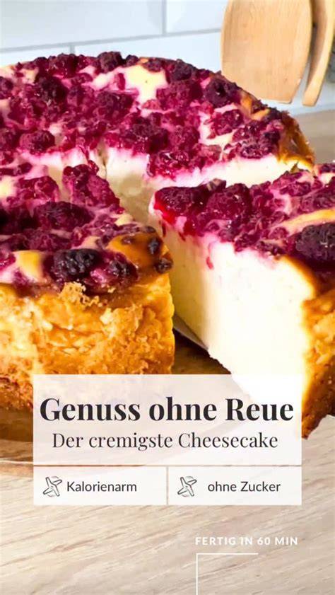 Ofen mit leicht geöffneter Tür und Käsekuchen in Springform