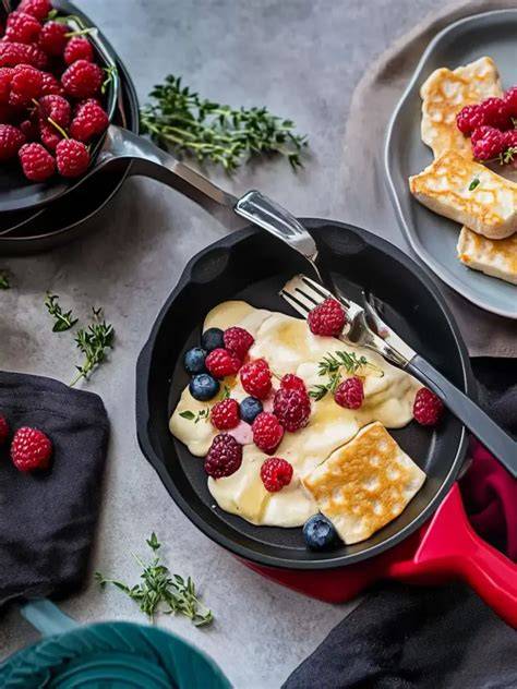 Ofen-Dessert: Beeren unter goldbrauner Baiserhaube in Förmchen
