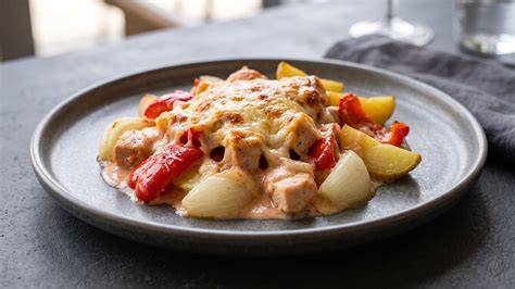 Ofenblech mit ausgestochenen Sauerrahmkeksen