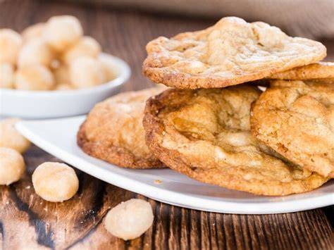 Ofenblech mit frisch gebackenen weißen Macadamia-Cookies