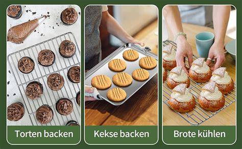 Ofenblech mit gebackenen Bärenkeksen auf Kuchengitter