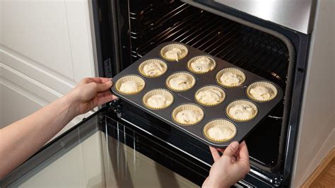 Ofeneinstellung: Temperatur-Skala und Muffinblech im Ofen