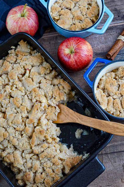 Ofenfeste Auflaufform mit Apfel Streusel Gratin im Backofen