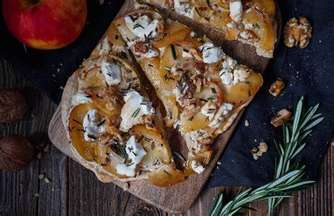 Ofenform mit überbackenem Ziegenkäse, Äpfeln und Thymian