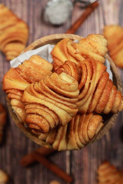 Ofenfrische Franzbrötchen angerichtet auf einer Tafel