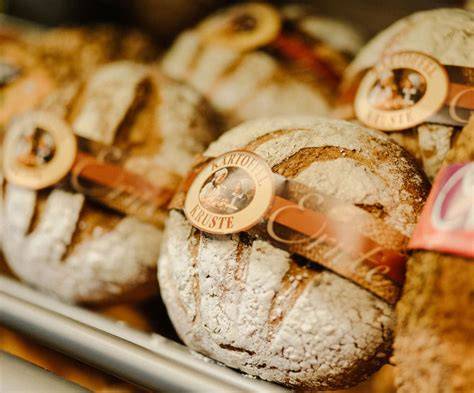 Ofenfrische Produkte aus der Bäckerei Meiling in den Auslagen