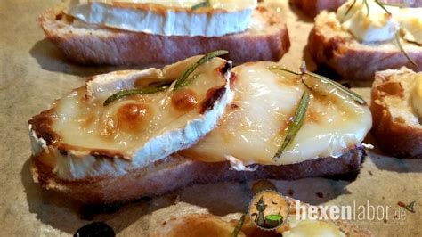 Ofenfrischer überbackener Ziegenkäse mit Honig und Rosmarin auf Baguette