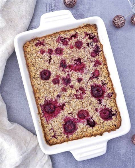 Ofenfrischer Baked Oats Kuchen in rechteckiger Form, aufgeschnitten