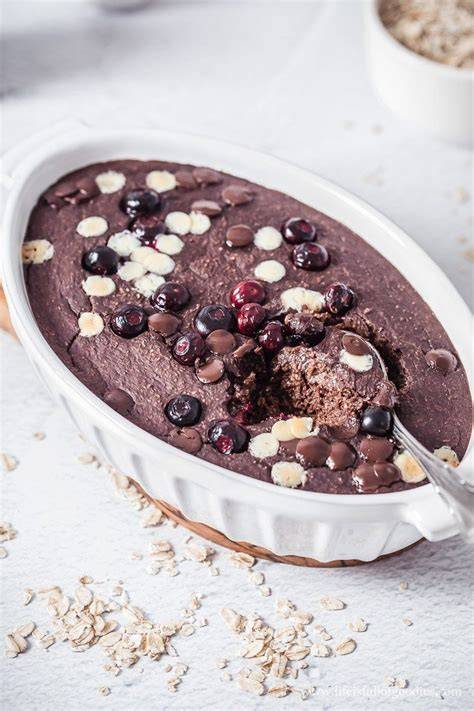 Ofenfrisches Baked Oatmeal Schoko Banane in einer Keramikform mit Schokoladenstückchen
