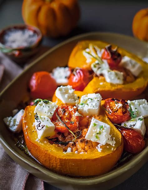 Ofengebackener Honigkürbis mit Feta und frischen Kräutern