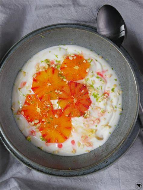 Ofengeröstete Blutorangen mit karamellisiertem Zucker, angerichtet mit Joghurt und frischem Thymian