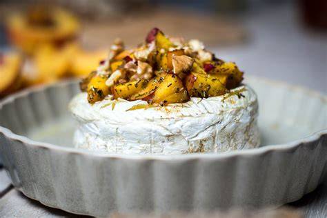 Ofenkürbis mit Camembert, Honig und Kräutern in einer geschmackvollen Präsentation