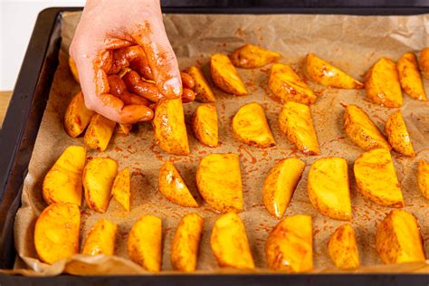 Ofenmarinierte Kartoffeln auf Backblech