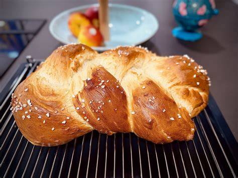 Ofenwarmer Hefezopf auf dem Frühstückstisch