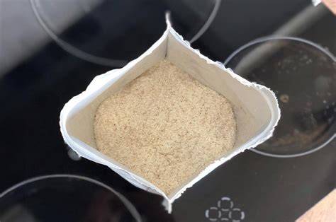 Offene Packung mit sichtbaren Kokosraspeln