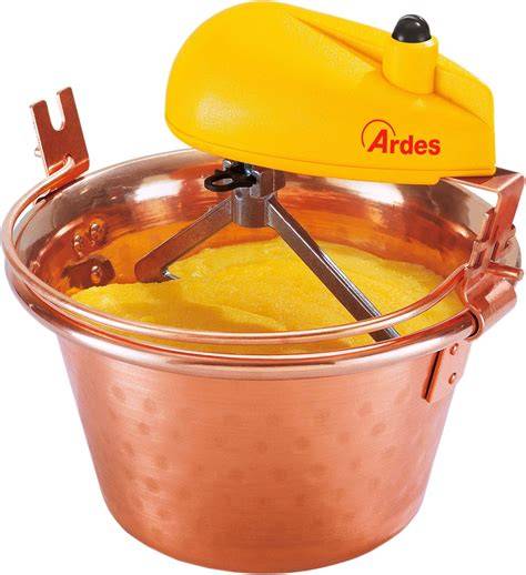 Offener Kupferkessel mit handgerührter Marmelade