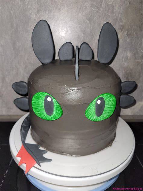 Ohnezahn-Fondantfigur auf Torte