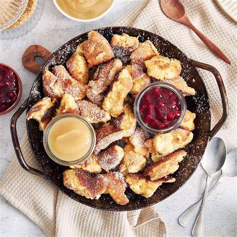 Oktoberfest-Zelt mit Dessertstand, Gäste genießen Germknödel und Kaiserschmarrn