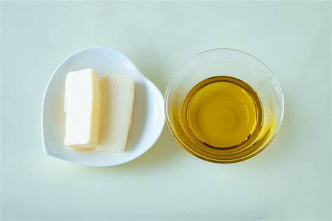 Olivenöl in der Backstube: Flasche, Rührteig, Kuchenstücke, Vergleich mit Butter