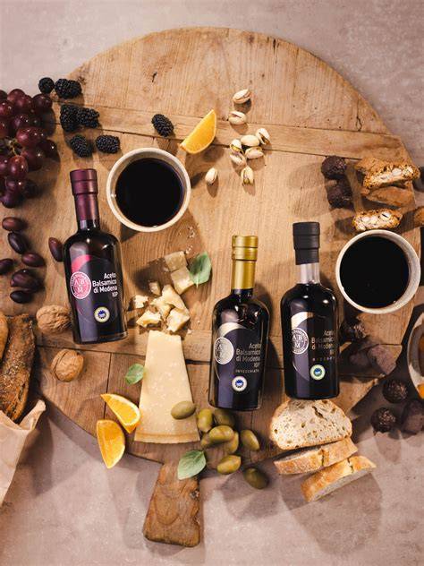 Olivenöl und Balsamico auf einem Holzbrett