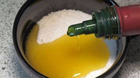 Olivenöl und Zucker in einer Schüssel, DIY-Peeling