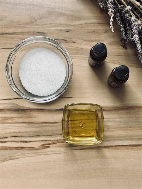 Olivenöl und Zucker in einer Schüssel: DIY Handpeeling