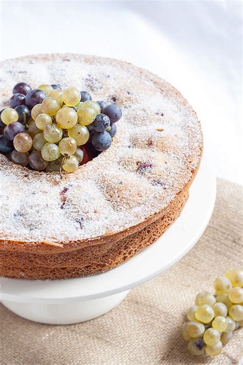 Olivenölkuchen mit Trauben und Joghurt