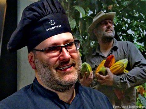 Oliver Coppeneur bei einer Kakao-Plantage