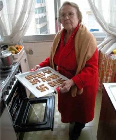 Oma backt Kekse mit Kindern in der Weihnachtsküche