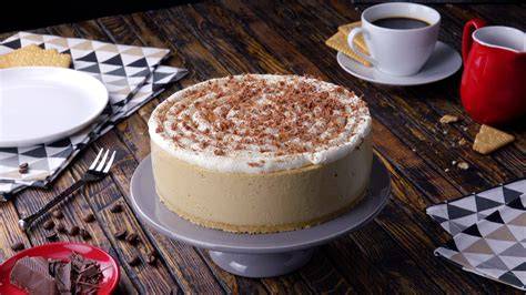 Oma serviert eine klassische Torte zum Kaffeekränzchen