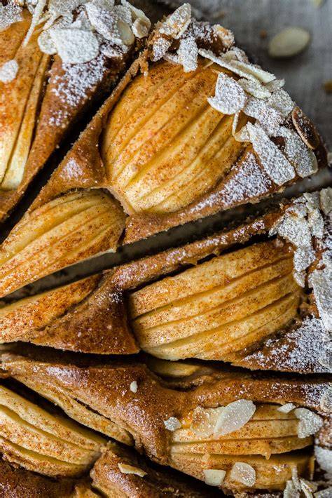 Omas Apfelkuchen frisch aus dem Ofen mit veganer Sahne