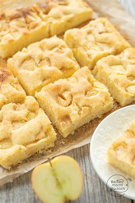 Omas Apfelkuchen frisch gebacken auf dem Blech