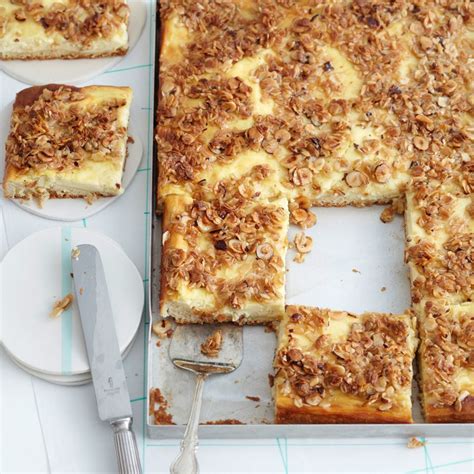 Omas Blechkuchen mit Nusskruste