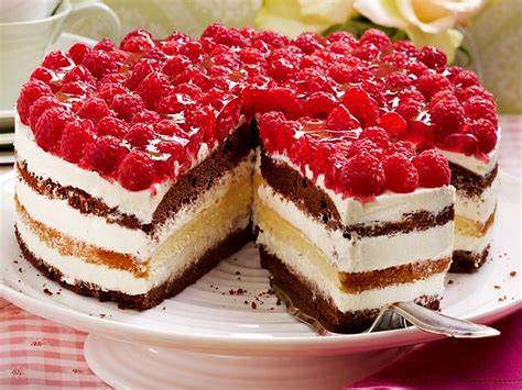 Omas Drei-Tage-Torte mit Himbeeren