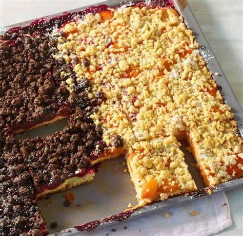 Omas Hefeteig-Blechkuchen mit Obst und Streuseln
