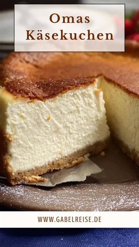 Omas Käsekuchen frisch gebacken auf dem gedeckten Tisch