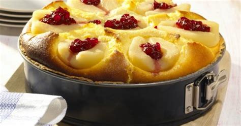 Omas Käsekuchen mit Birnen: Zutaten, Teig, Quarkmasse und Schichtaufbau als Infografik